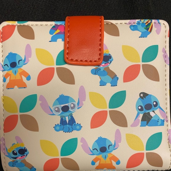 Loungefly Adorable colorful Stitch wallet - Picture 1 of 5